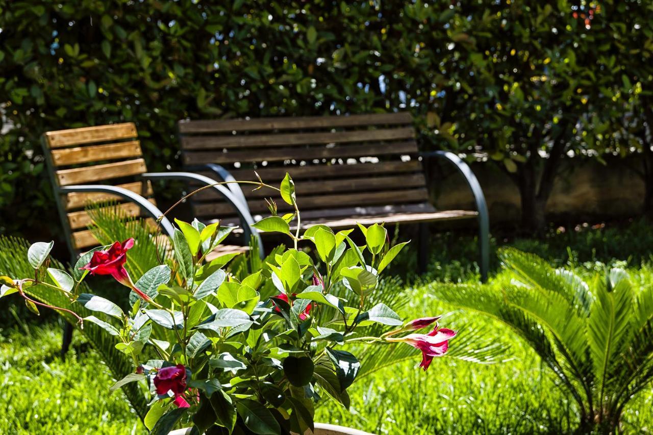 Il Giardino Di Flora - Piscina & Jacuzzi Hotell Lecce Eksteriør bilde