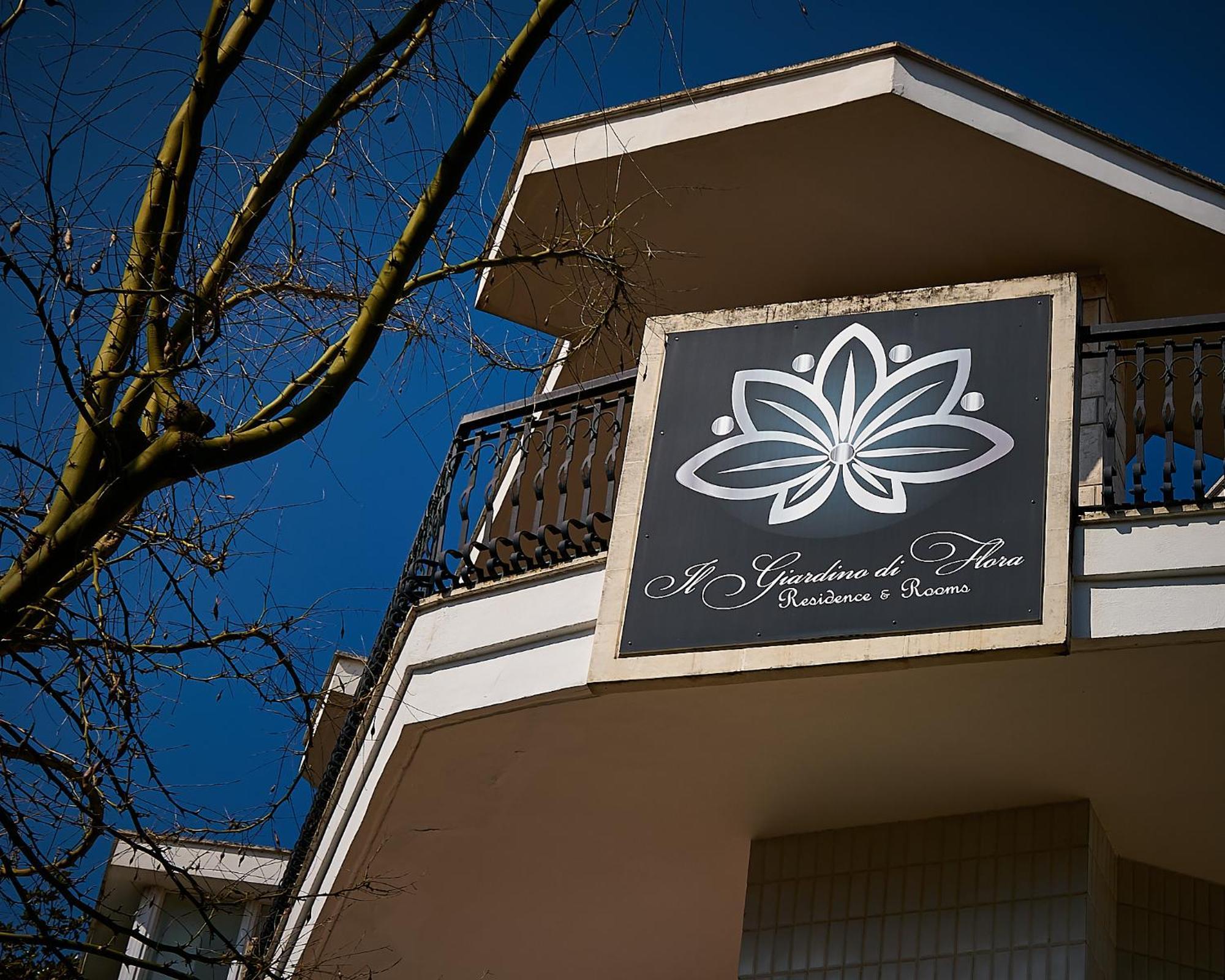 Il Giardino Di Flora Con Piscina Hotell Lecce Eksteriør bilde