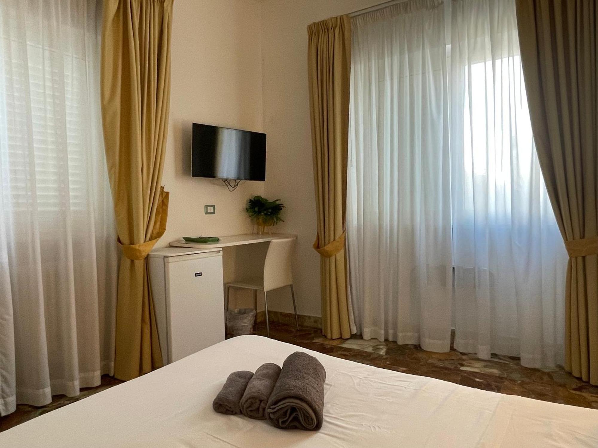 Il Giardino Di Flora Con Piscina Hotell Lecce Eksteriør bilde